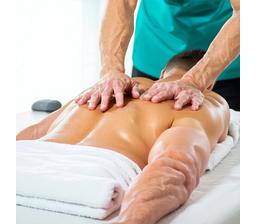 Masseur appliquant un massage thérapeutique